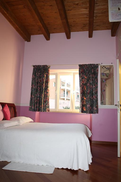 Bed And Breakfast Angolo Fiorito Чивитавекия Стая снимка